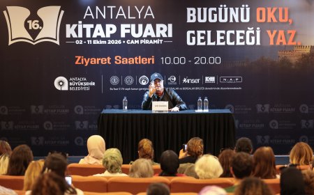Antalya Kitap Fuarı’nda Ahmet Ümit izdihamı: Kitapseverler imza için uzun kuyruklar oluşturdu