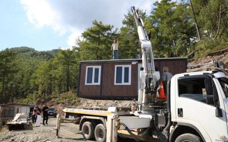 Alanya’da yaşlı çifte yeni yuva: Belediye konteyner evin anahtarını teslim etti