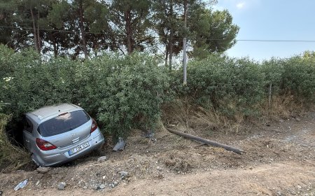 Serik’te kontrolden çıkan otomobil telefon direğine çarpıp şarampole düştü