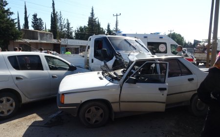 Antalya’da çukurdan kaçmak isterken karşı şeride geçti: 3 araçlı kaza kamerada, 2 yaralı