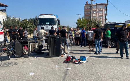 Antalya Serik'te otomobil ile elektrikli bisiklet çarpıştı: 2 yaralı, 1'inin durumu ağır