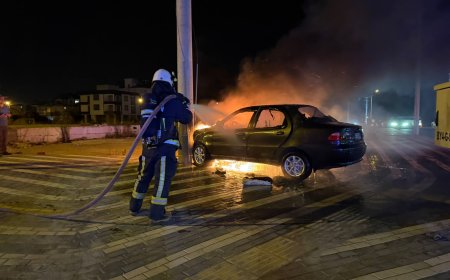 Antalya'da feci kaza kamerada! Otomobil alev topuna döndü, sürücü kaçtı iddiası