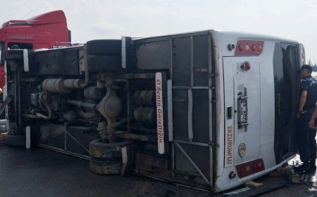 Antalya'da mazot dökülen yolda yolcu midibüsü devrildi! Yaralılar var