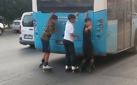 Antalya'da trafikte tehlikeli paten yolculuğu! Çocuklar otobüsün arkasına tutundu