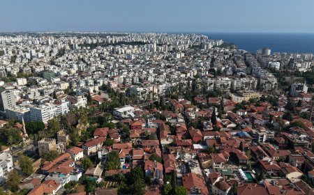 Antalya'nın 2 bin yıllık surları modern kentin ortasında kaldı! Kaleiçi havadan görüntülendi