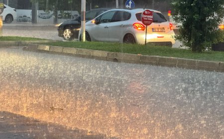 Antalya'da öğleden sonra başlayan sağanak hayatı felç etti! Yollar göle döndü, araçlar mahsur kaldı