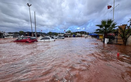 Antalya Demre’de sağanak sele neden oldu: Çok sayıda araç yollarda mahsur kaldı