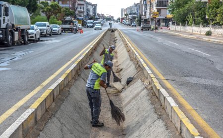 Antalya Kepez'de sağanak alarmı! 101 ihbara müdahale edildi, yıldırım düşen evde önlem alındı