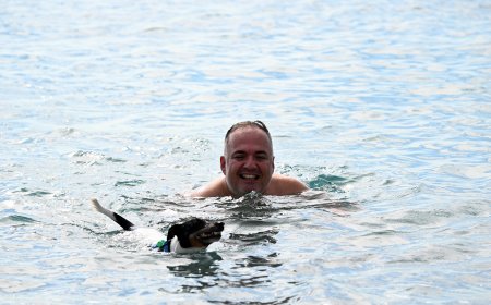 Antalya'da sağanak bitti, Konyaaltı sahili canlandı! Köpeği Atom ile denize girdi