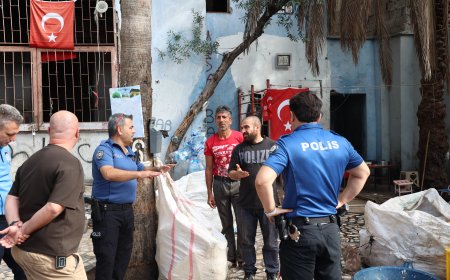 Antalya'nın tarihi Balbey Mahallesi'ne zabıta operasyonu! 7 noktadan 15 kamyon atık çıkarıldı