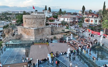 Antalya'da Hıdırlık Kulesi'nde gün batımı büyüsü: Napoliten ve nostaljik şarkılar yankılandı