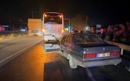 Antalya'da kırmızı ışıkta bekleyen otobüse çarptı! Otomobil sürücüsünün hayati tehlikesi var