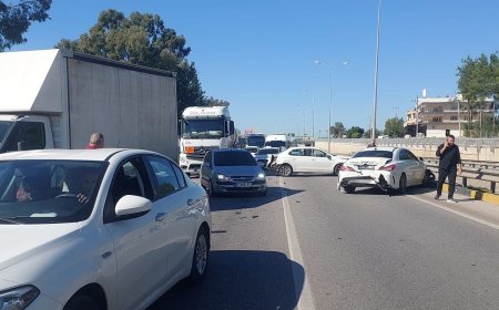Serik'te D-400 kara yolunda zincirleme kaza! 3 araç bariyerlere ve kaldırıma çarptı