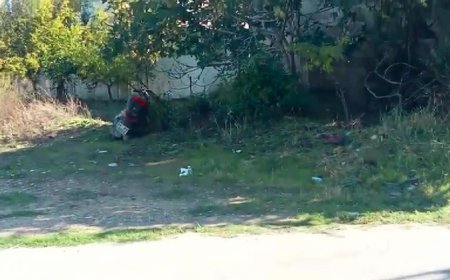 Manavgat'ta motosiklet kontrolden çıkarak devrildi: 2 kişi yaralandı