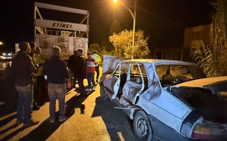 Serik'te otomobil kamyona arkadan çarptı! Araçta sıkışan 3 yaralıyı itfaiye kurtardı