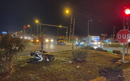 Manavgat'ta emniyet şeridinde ilerleyen motosiklet otomobille çarpıştı: 2 yaralı