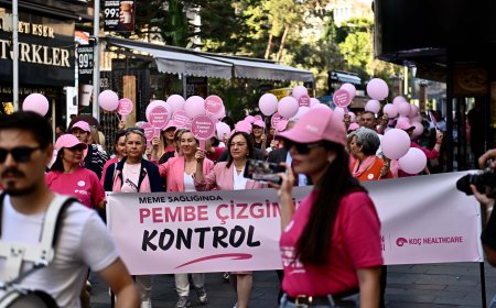 Antalya'da meme kanserine karşı farkındalık yürüyüşü: Erken tanının önemine dikkat çekildi