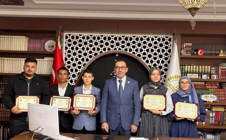 Alanya'da hafızlık eğitimini tamamlayan 6 öğrenciye belgeleri verildi