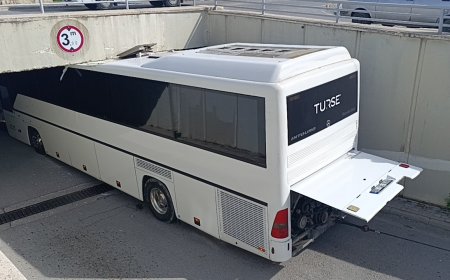 Manavgat'ta tur otobüsü alt geçide sıkıştı: 3 saatlik kurtarma operasyonunu simit ve ayranla izledi