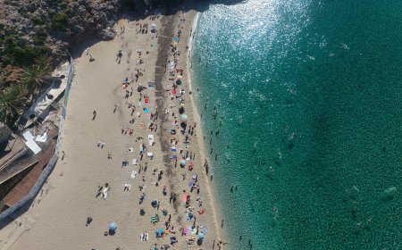 Türkiye soğuk havaya hazırlanırken Alanya'da yaz bitmedi: Deniz suyu 25 derece!
