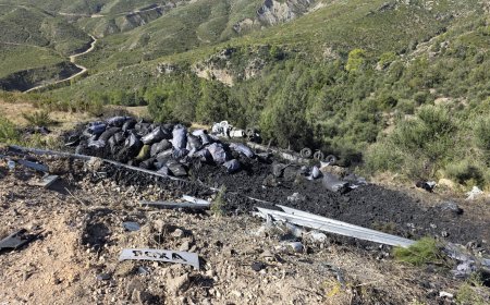 Manavgat'ta kömür yüklü TIR uçuruma yuvarlandı: 2 kişi yaralandı