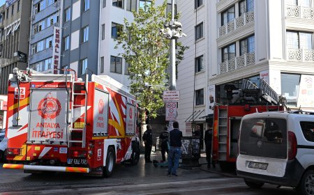 Antalya'da Türkiye Diyanet Vakfı'na ait binada yangın çıktı