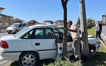 Alanya’da otomobil aydınlatma direğine çarptı: 1 yaralı, sürücü kaçtı