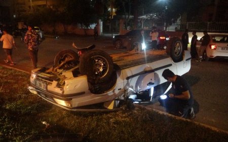 Antalya’da refüje çarpan otomobil ters döndü: Sürücü yaralandı