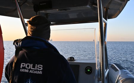 Konyaaltı’nda SUP yapanlara deniz polisinden can yeleği uyarısı
