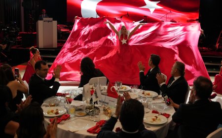 ANTGİAD Cumhuriyet Balosu’nda Merve Özbey sahne aldı: Ercan Yavaş’tan birlik mesajı