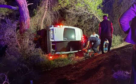 Antalya Kumluca'da dağcıları taşıyan minibüs şarampole devrildi: 15 yaralı