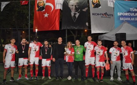 Konyaaltı’nda mahalleler arası futbol turnuvasının şampiyonu Aydınlık Jandarmaspor