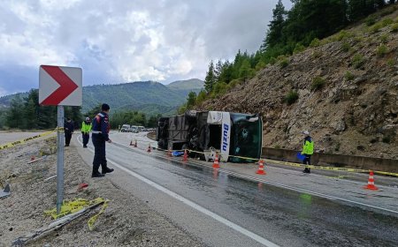 Isparta-Antalya yolunda yolcu otobüsü devrildi: Yedek şoför hayatını kaybetti