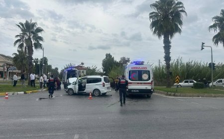 Manavgat’ta iki otomobil çarpıştı: 3 kişi yaralandı