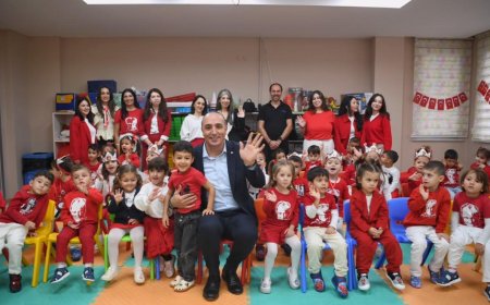Cem Kotan, Cumhuriyet Bayramı’nı kreşlerde çocuklarla kutladı