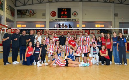 Güral Premier Antalyaspor'dan net galibiyet: Akdeniz Bilgi SK'yı 3-0 mağlup etti