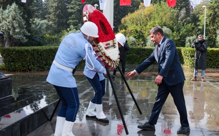 Antalya Büyükşehir Belediyesi'nde Cumhuriyet'in 103. yılı coşkusu: Atatürk Anıtı'na çelenk sunuldu