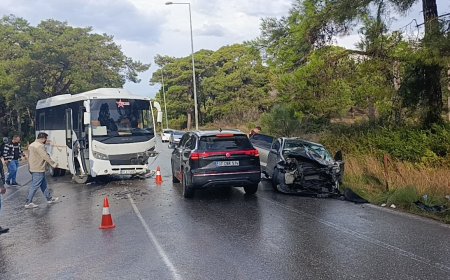 Antalya Manavgat'ta otomobil ile servis midibüsü çarpıştı: Sürücü araçta sıkıştı