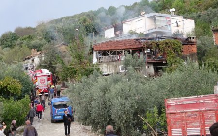 Manavgat’ta köy evi alevlere teslim oldu: Ev sahibi yaralandı