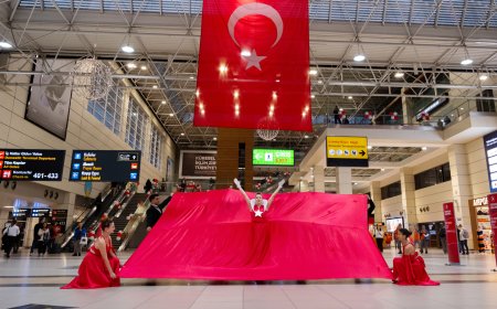 Antalya Havalimanı’nda Cumhuriyet coşkusu: Zeybek, vals ve marşlarla kutlandı