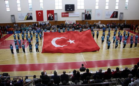 Kumluca’da Cumhuriyet’in 103. yılı spor salonunda kutlandı