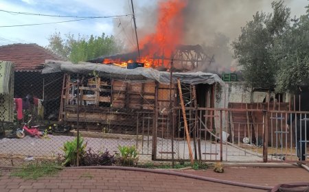 Kepez’de gecekondu yangını: İki çocuk evlerinin yanışını gözyaşlarıyla izledi