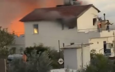 Muratpaşa’da çatı yangını: Dar sokaklar itfaiyenin ulaşımını güçleştirdi