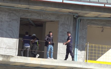 Antalya Alanya'da maaşını alamadığını öne süren işçi inşaatın balkonuna çıktı