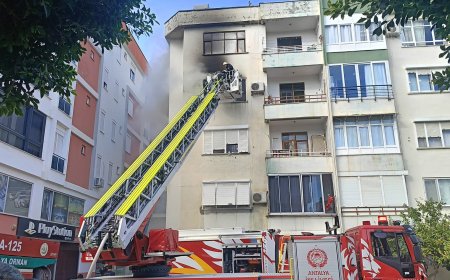 Antalya Kumluca'da apartman dairesinde yangın: İtfaiye ekipleri park eden araçlar nedeniyle zorlandı