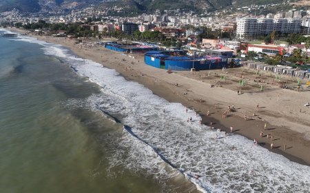 Antalya Alanya'da yağmur bitti, plajlar doldu: 30 Ekim'de deniz keyfi