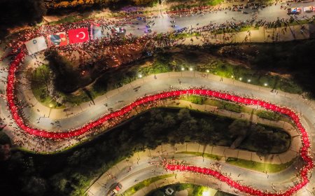 Antalya'da Cumhuriyet coşkusu meydanlara taştı: 400 metrelik Türk bayrağıyla fener alayı ve Semicenk konseri