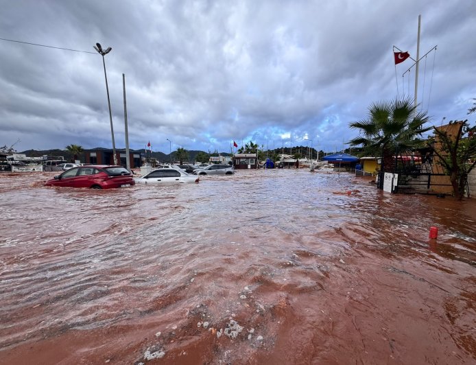 Antalya Demre’de sağanak sele neden oldu: Çok sayıda araç yollarda mahsur kaldı