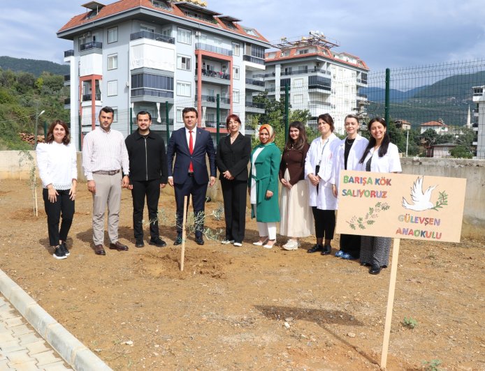 Alanya'da minik eller zeytin fidanlarını toprakla buluşturdu! Anaokulunda anlamlı etkinlik