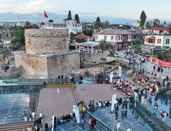 Antalya'da Hıdırlık Kulesi'nde gün batımı büyüsü: Napoliten ve nostaljik şarkılar yankılandı